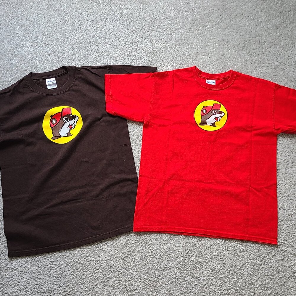 Lot of 2 Buc-ee's VTG Gildan Red & Brown T-Shirts - Adult Small & Youth Large